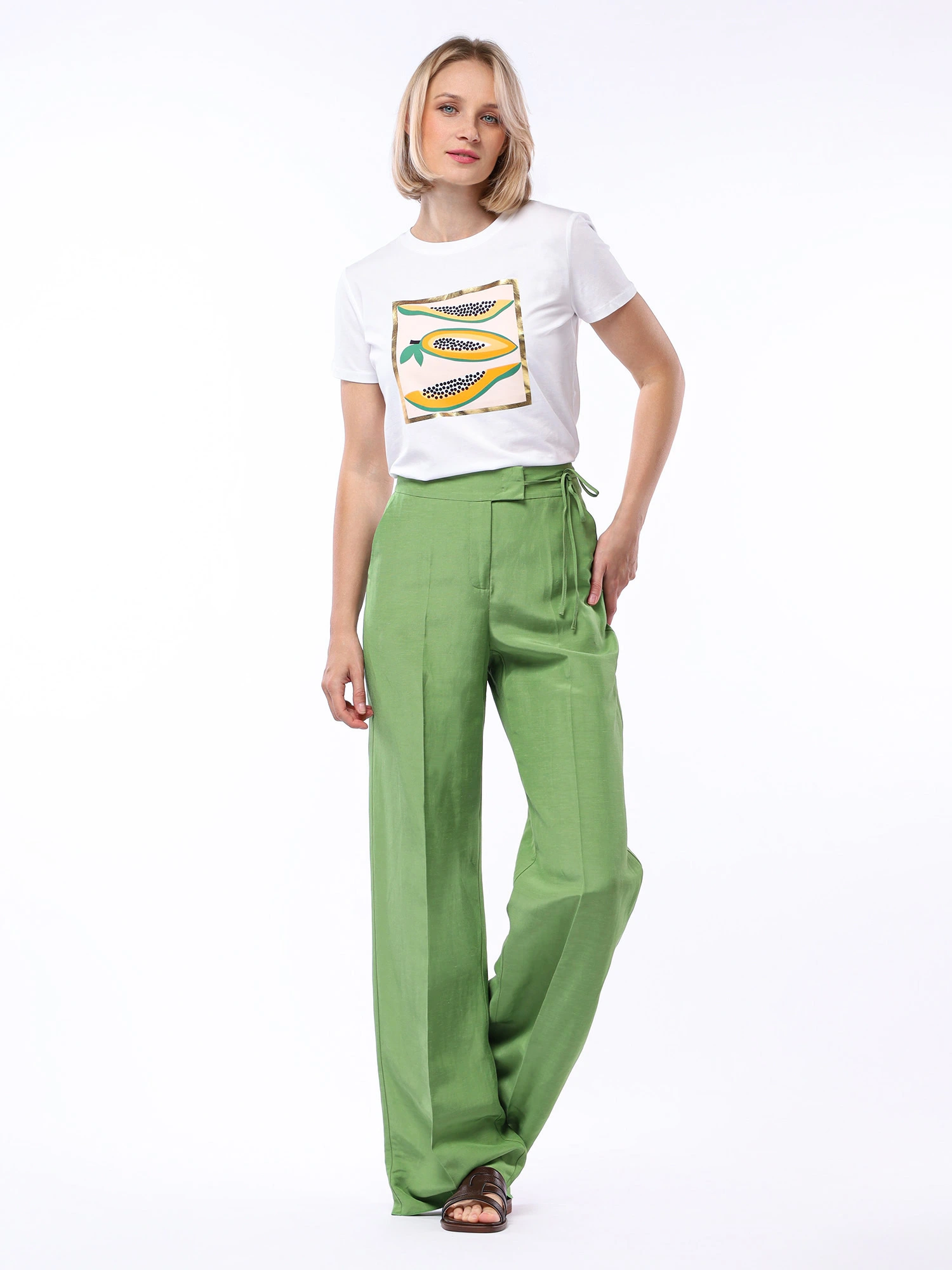 Футболка прямого кроя с принтом и декором фольгированием